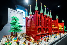 Auf dem Foto ist eine Burg mit Bäumen und Menschen aus Lego-Steinen zu sehen.