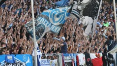 Menschen im Fußballstadion mit großer blauer Fahnfahne