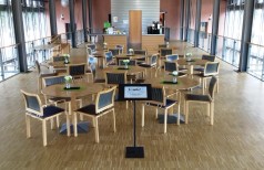 Blick in die Cafeteria mit Tischen und Stühlen