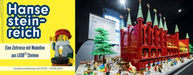 linke Seite gelbes Poster mit Legomännchen, rechte Seite Gebäude aus Legosteinen und Menschen und Bäume aus Legosteinen