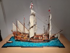 Ein Schiff aus Legosteinen