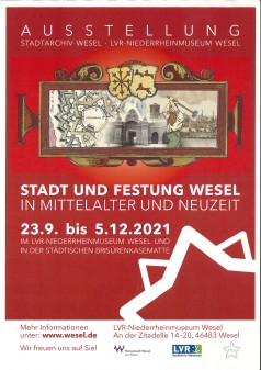 rotes Plakat mit Bild mit Festungszeichnung, Haupttorgebäude und Hafen. Auf dem Plakat in weißer Schrift die Ausstellungsdaten
