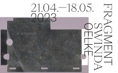 Schwarzer Gegenstand ähnlich einer Filmrolle auf lilafarbenem Untergrund. Oberhalb und rechts stehen Ausstellungsdaten