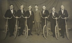 Männer mit Fahrrädern