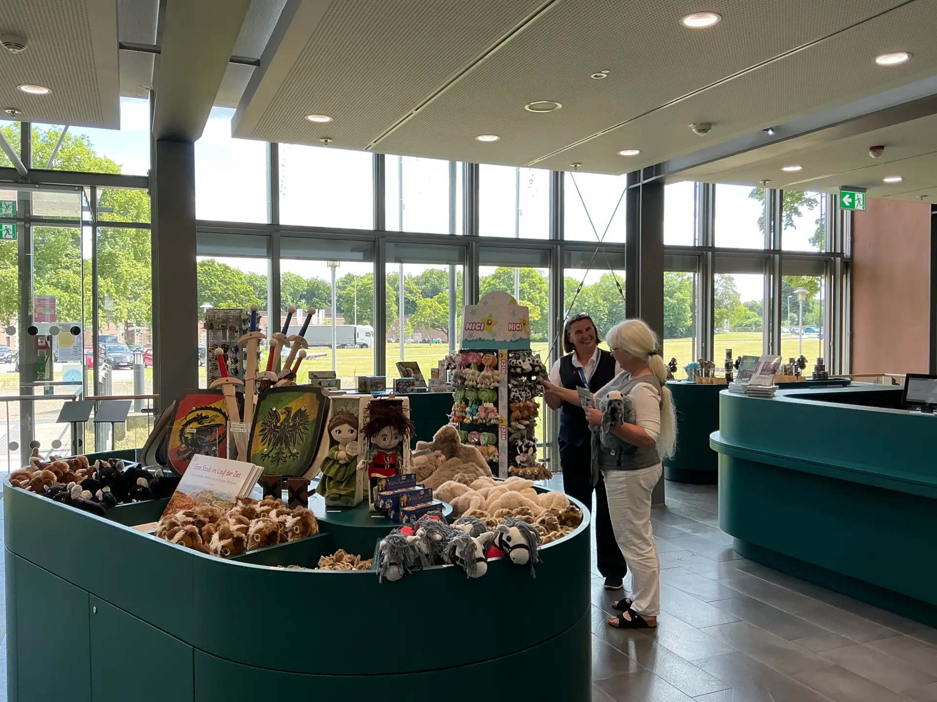 Das Bild zeigt die neue Museumskasse und den neuen Museumsshop.