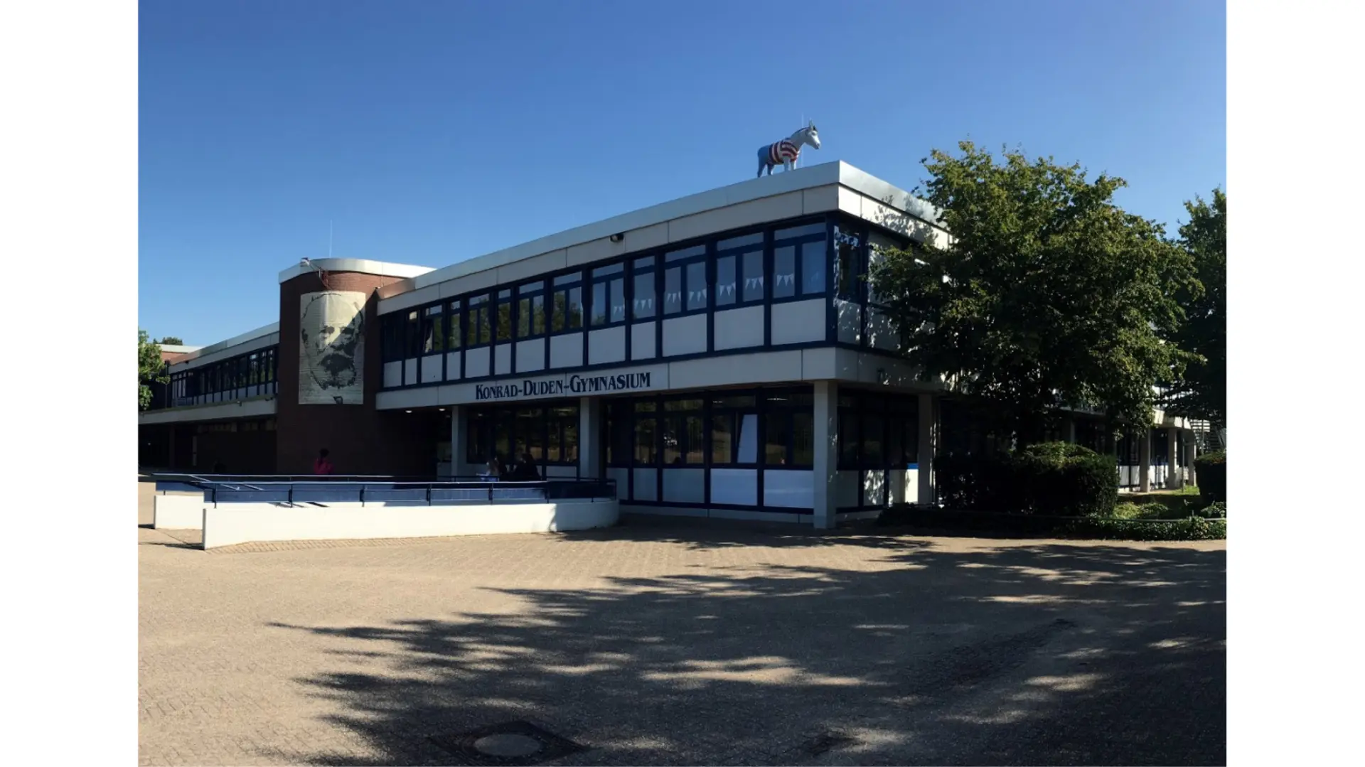 Das Bild zeigt das Konrad-Duden-Gymnasium von außen