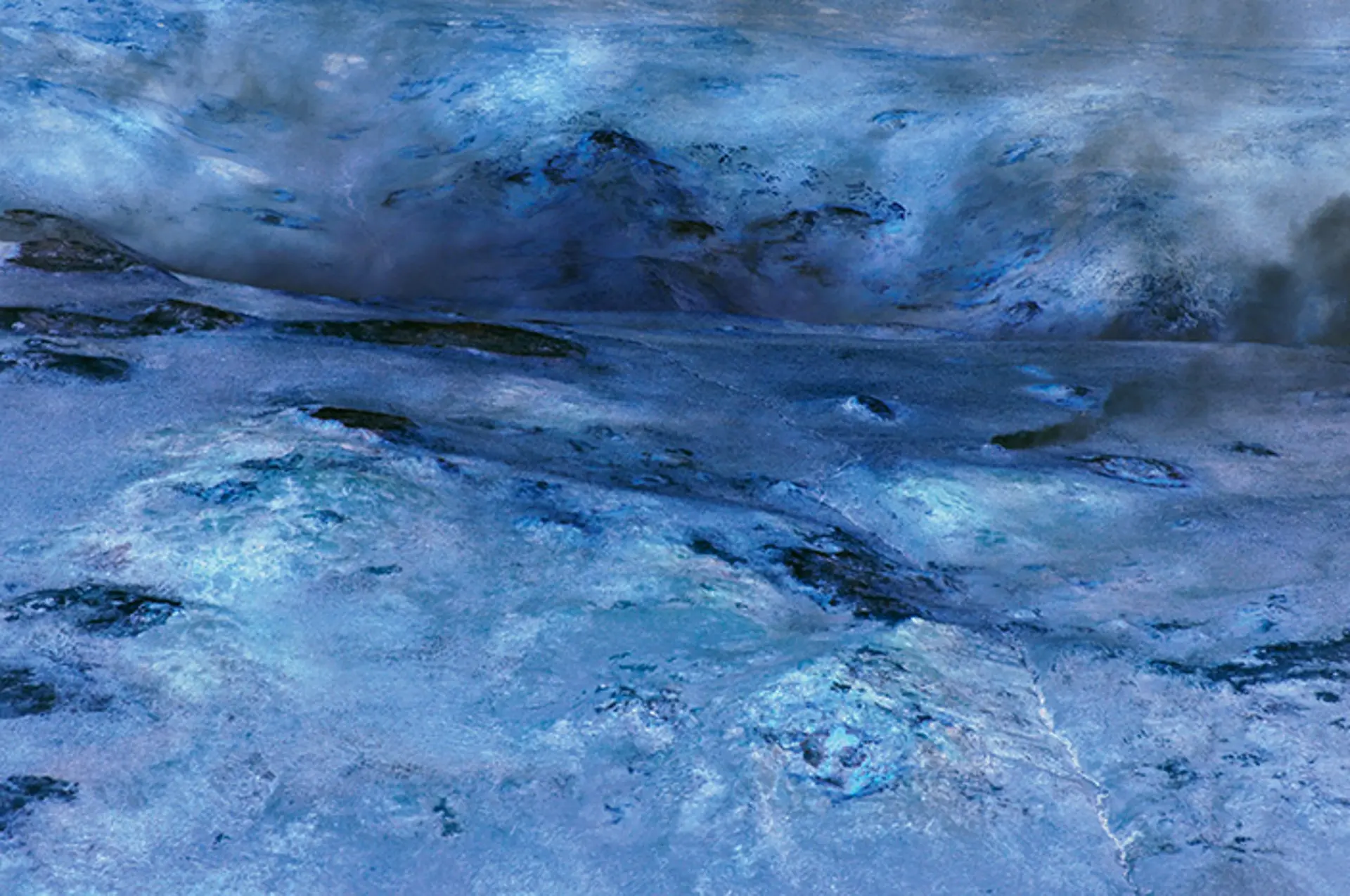  Bild zeigt Wellen im Wasser