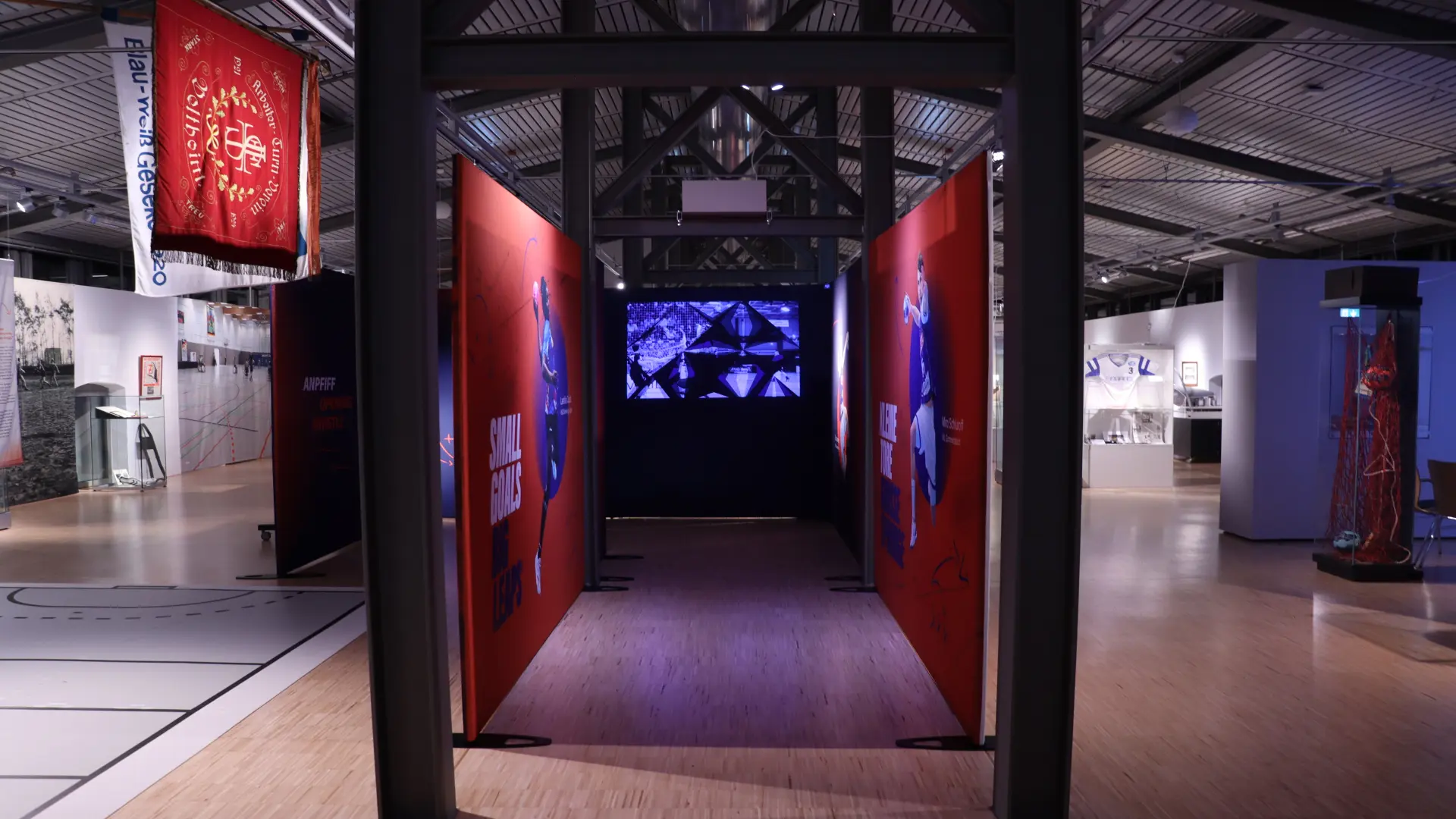 Das Bild ein Foto der Ausstellung "Kleine Tore, große Sprünge", dass den Spielertunnel zeigt.