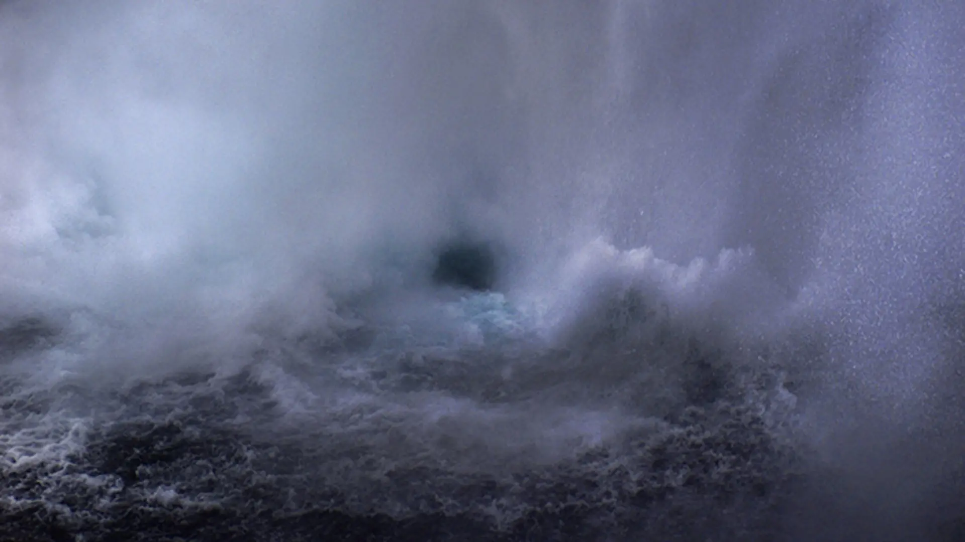  Das Bild zeigt einen Sturm im Meer.