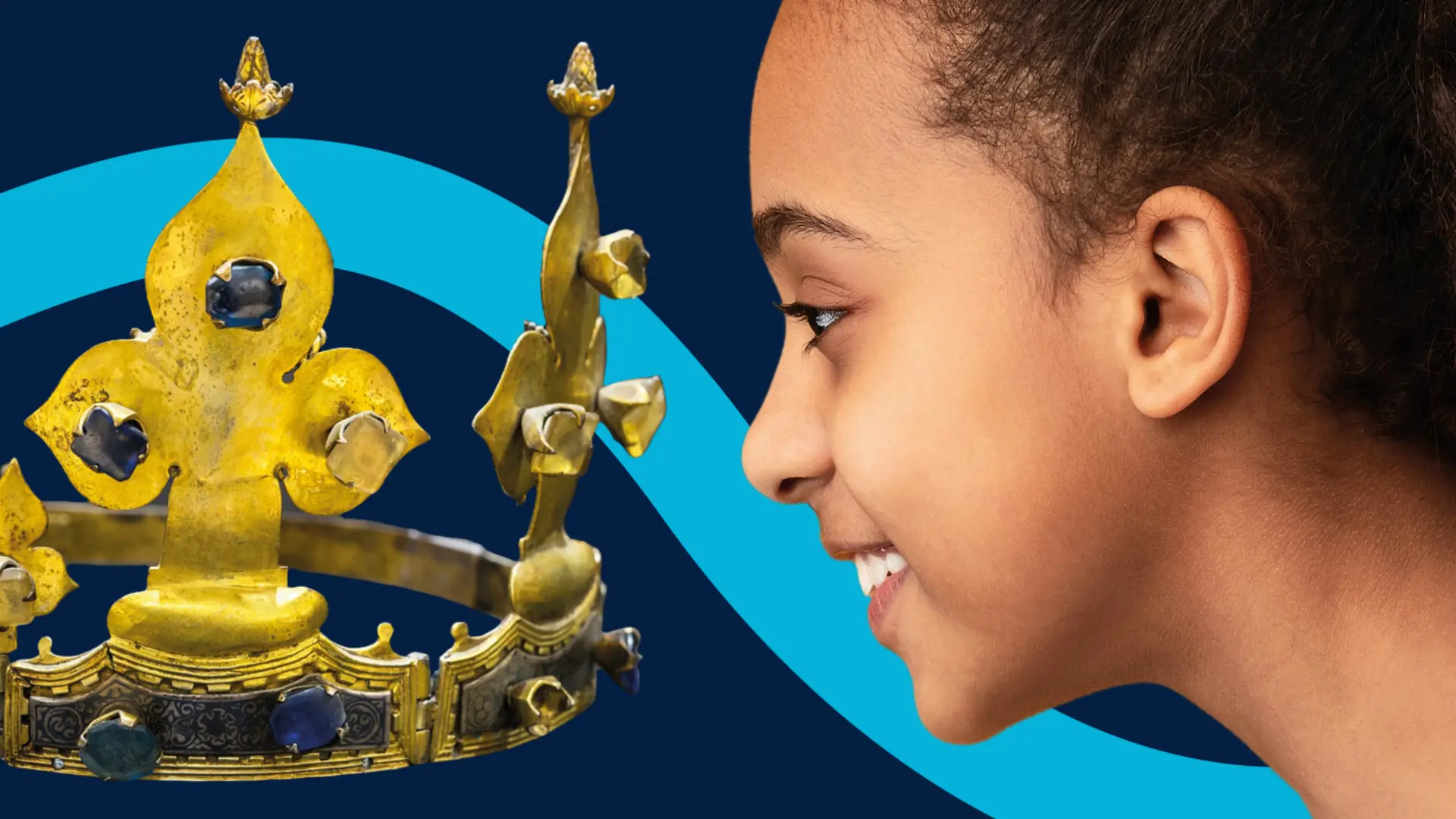 Das Bild zeigt das Gesicht eines Mädchens, welches auf eine historische Krone schaut. In einem Textfeld auf der Krone steht Neueröffnung am Niederrhein! Alles neu! Kultur- und Erdgeschichte zum Anfassen für Groß und Klein.