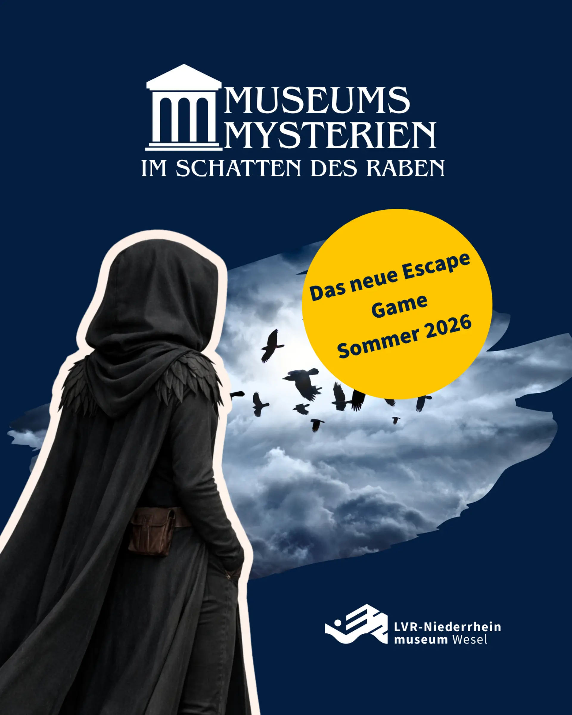 Zu sehen ist ein Poster zum Escape Game. Es zeigt eine dunkle Gestalt mit Kapuze vor einem blauen Hintergrund mit vielen Raben.