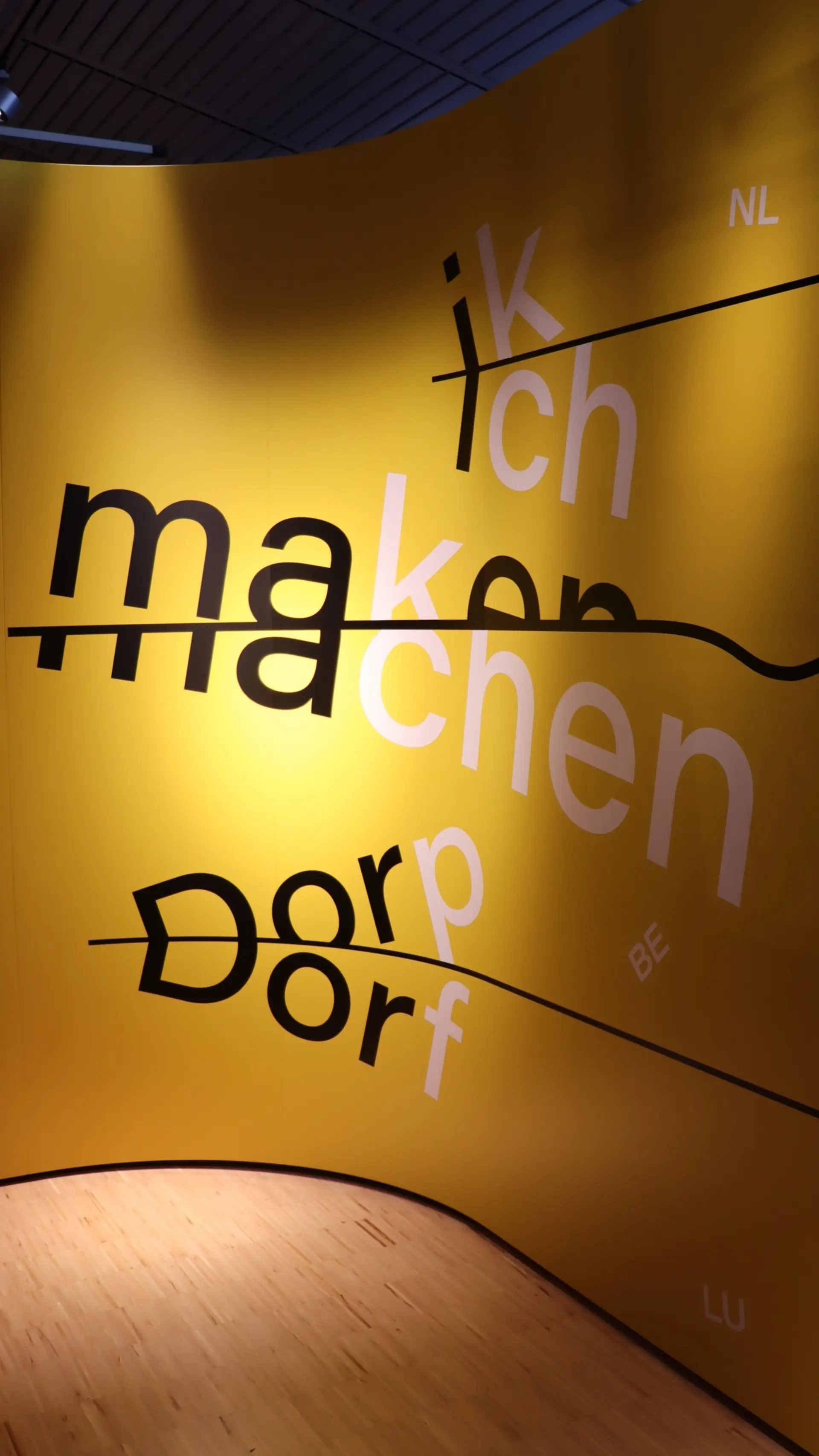 Eine Wand, auf der verschiedene Buchstaben groß und klein angebracht sind 