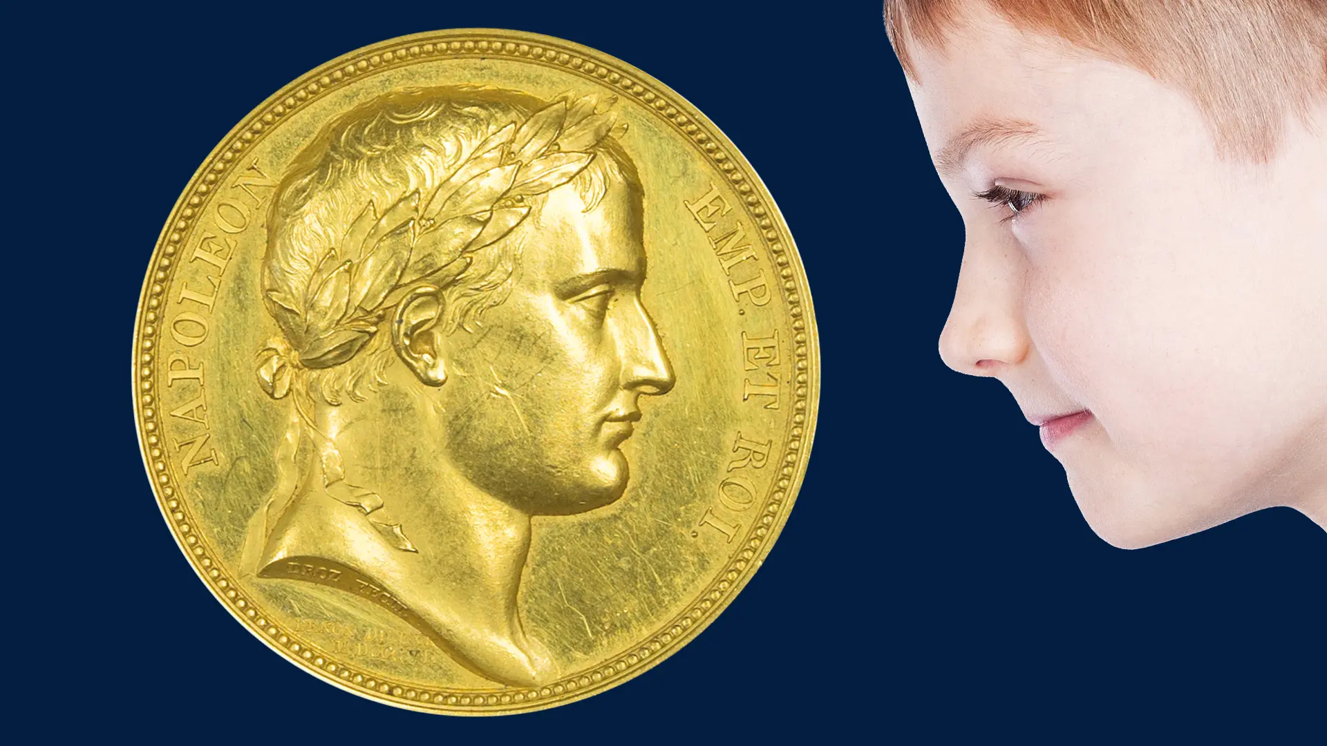Bild mit dem Gesicht eines Jungen und einer Goldmünze. Der Junge blickt auf die Goldmünze